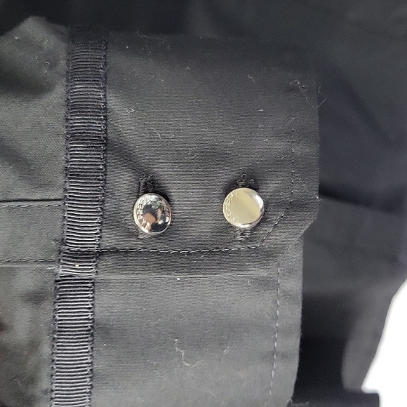 NWOT Express women's black v-eck cotton adjustable sleeve buttondown shirt, M - Picture 9 of 9